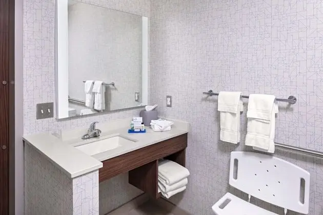 Holiday Inn Express & Suites Madison, an IHG Hotel - Oda