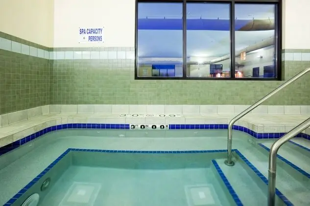 Holiday Inn Express and Suites Madison-Verona - Havuz