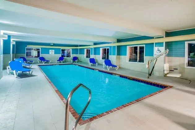 Holiday Inn Express and Suites Magee - Havuz