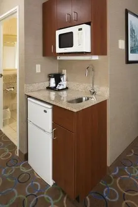 Holiday Inn Express & Suites Manchester-Airport
