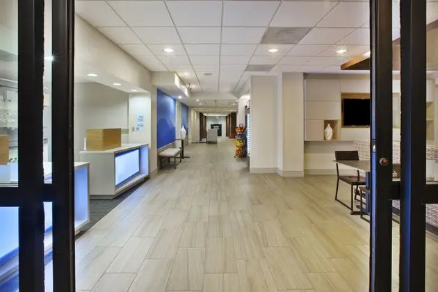 Holiday Inn Express Hotel & Suites Manchester - Co