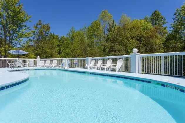 Holiday Inn Express & Suites Mebane - Havuz