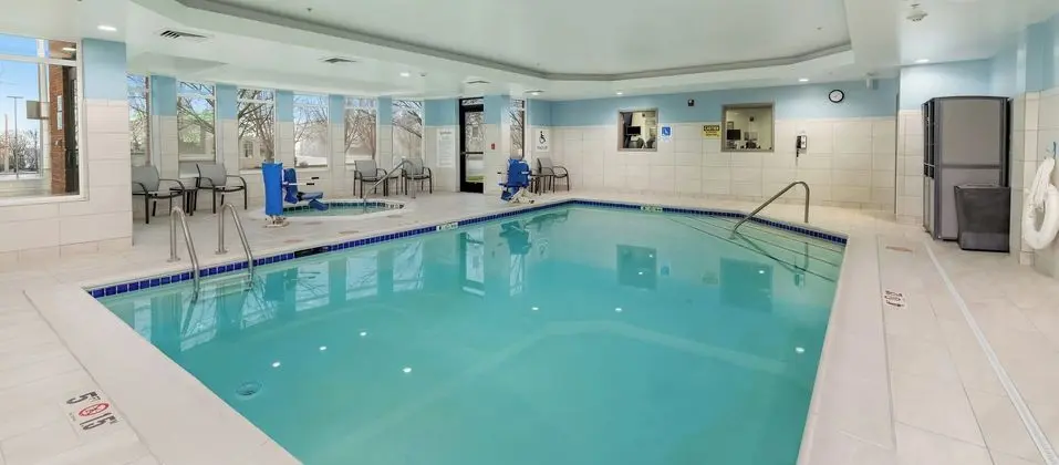 Holiday Inn Express and Suites Medford Central Poi - Havuz