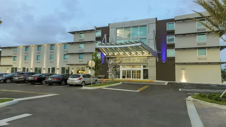 Holiday Inn Express & Suites, Miami Airport