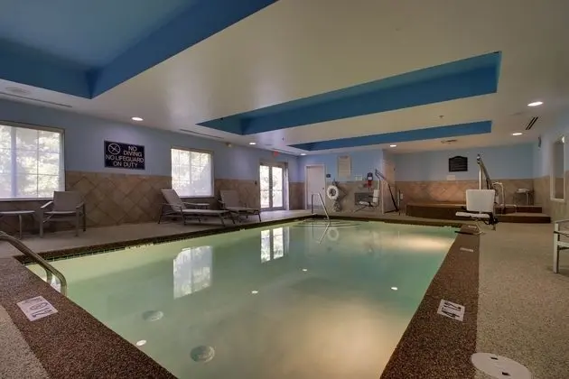 Holiday Inn Express and Suites Middleboro Raynham - Havuz
