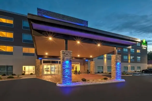 Holiday Inn Express & Suites Milan – Sandusky Area, an IHG Hotel