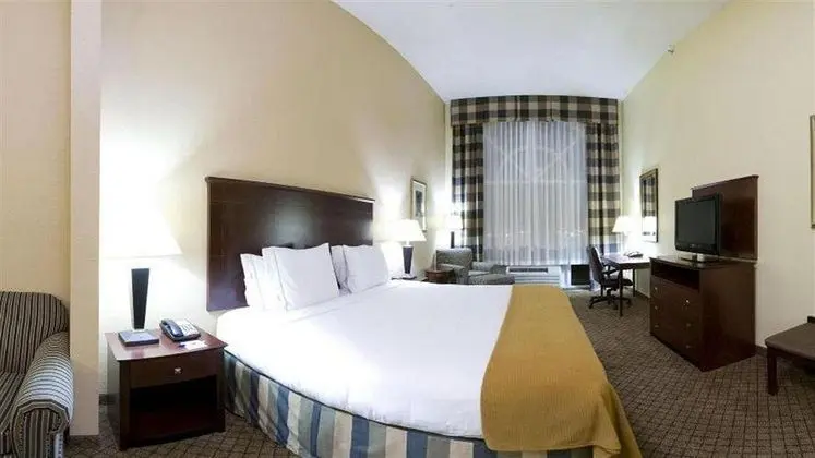 Holiday Inn Express and Suites Millington Memphis