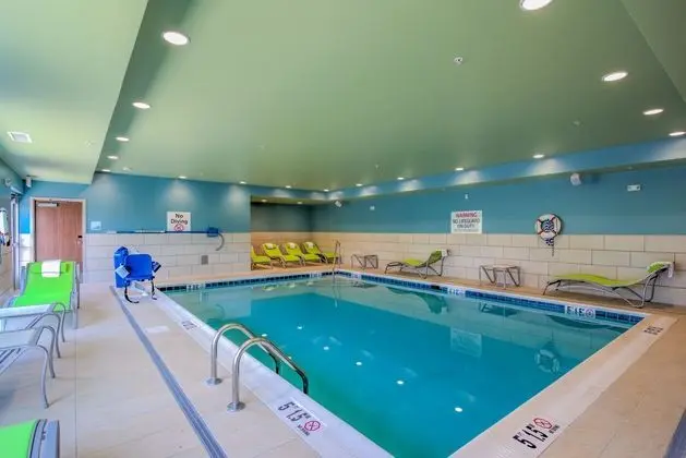 Holiday Inn Express and Suites Milroy - Reedsville - Havuz