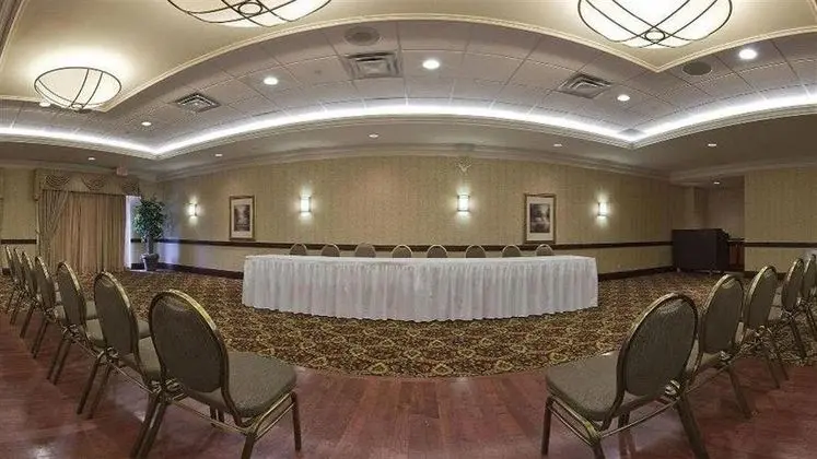 Holiday Inn Express and Suites Milton
