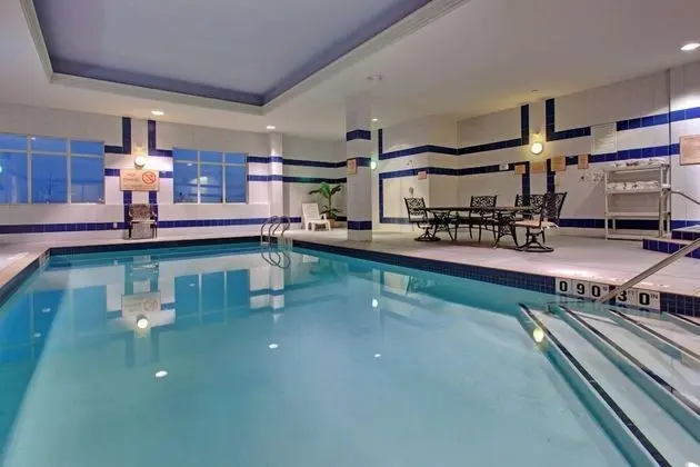 Holiday Inn Express and Suites Milton - Havuz