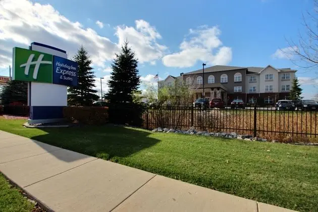 Holiday Inn Express and Suites Milwaukee Airport