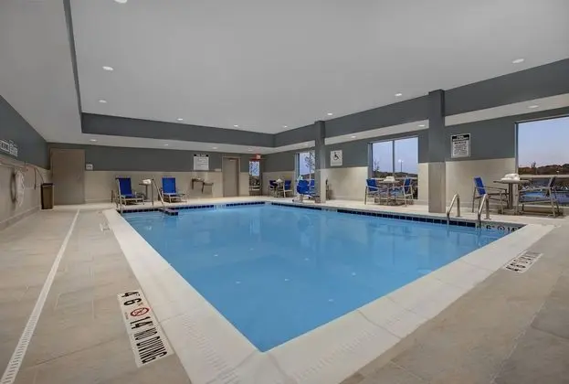 Holiday Inn Express & Suites Milwaukee - Brookfield, an IHG Hotel - Havuz