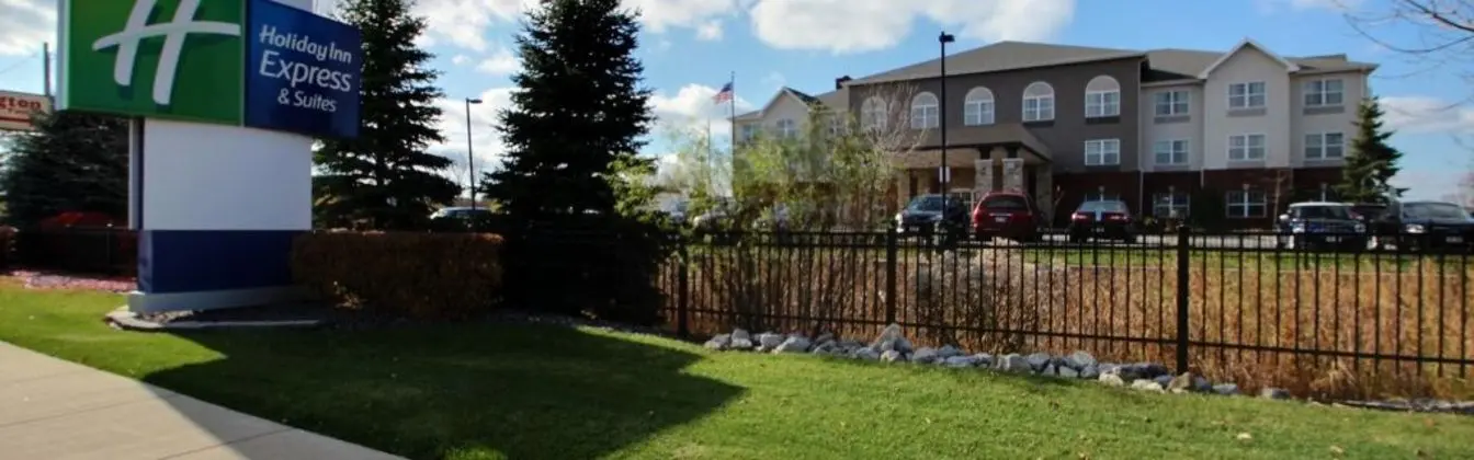 Holiday Inn Express & Suites Milwaukee-New Berlin