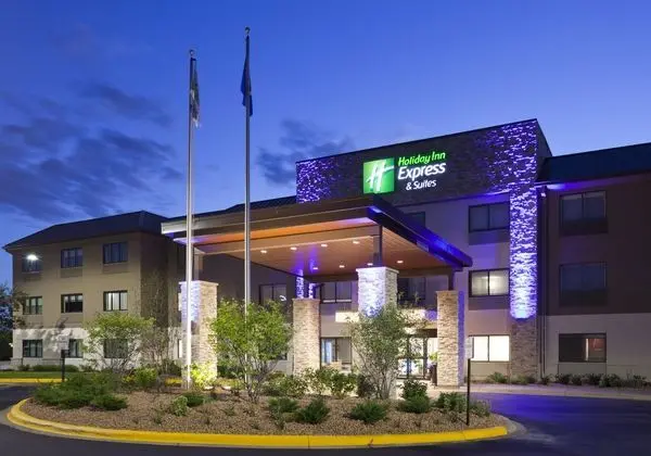 Holiday Inn Express and Suites Minneapolis Golden