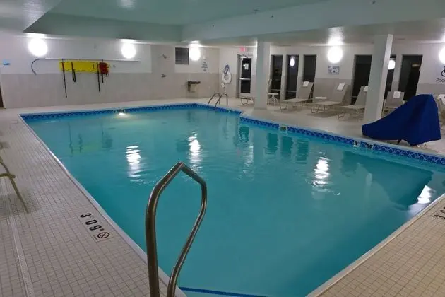 Holiday Inn Express and Suites Monroe - Havuz