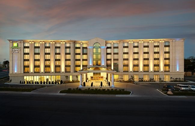 Holiday Inn Express and Suites Montreal Airport