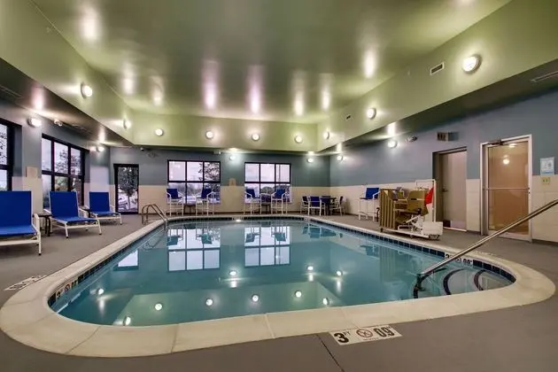 Holiday Inn Express and Suites Morris - Havuz