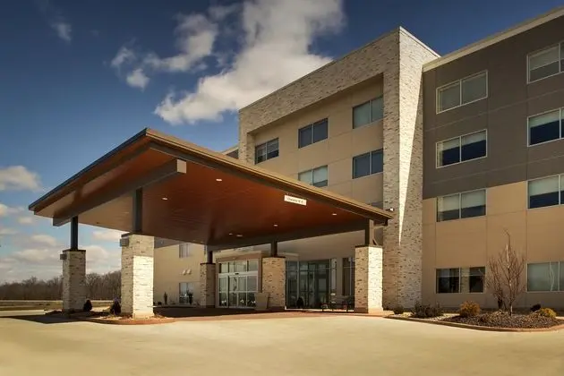 HOLIDAY INN EXPRESS AND SUITES MOUNT VERNON