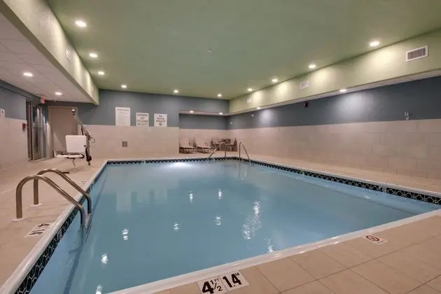 HOLIDAY INN EXPRESS AND SUITES MOUNT VERNON - Havuz