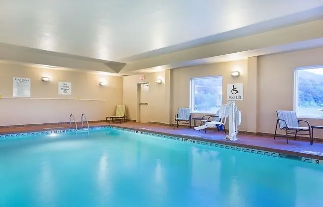Holiday Inn Express and Suites Murphy - Havuz