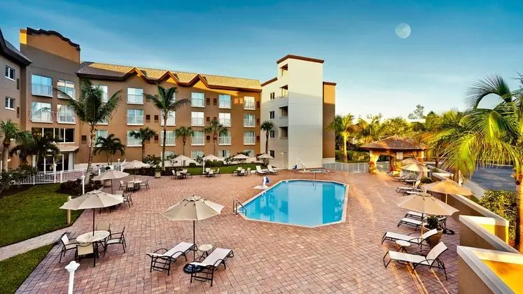 Holiday Inn Express & Suites Naples Downtown