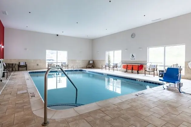 Holiday Inn Express and Suites NEW MARTINSVILLE - Havuz
