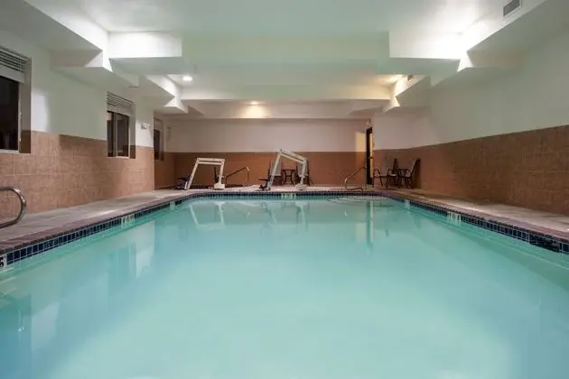Holiday Inn Express and Suites Newport - Havuz