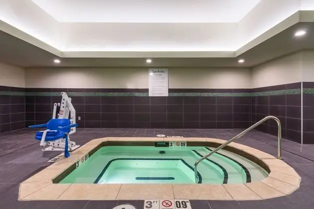 Holiday Inn Express and Suites Norman - Havuz