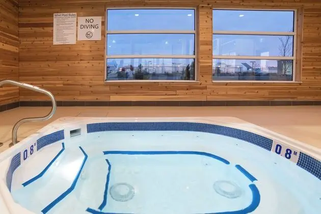 HOLIDAY INN EXPRESS AND SUITES North Battleford - Havuz