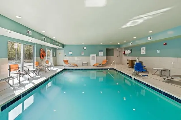 HOLIDAY INN EXPRESS AND SUITES NORTH BRUNSWICK - Havuz