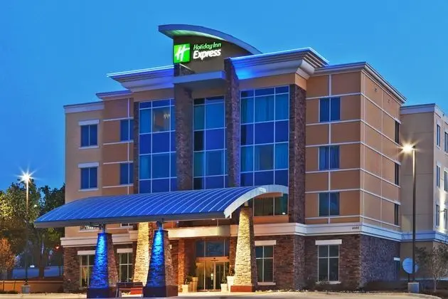 Holiday Inn Express and Suites North Dallas at Pre