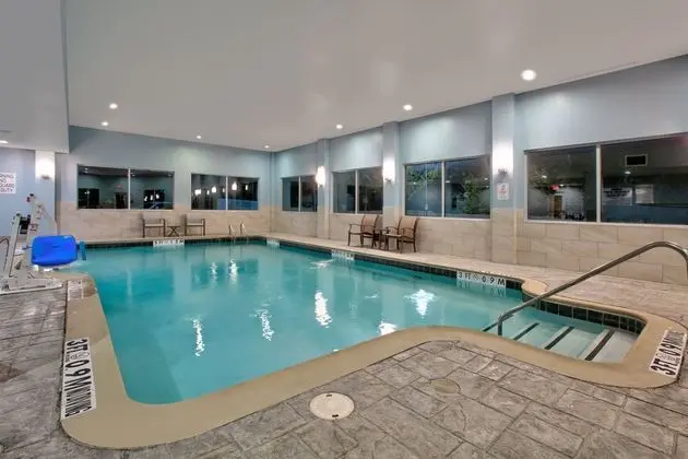 Holiday Inn Express and Suites North Dallas at Pre - Havuz
