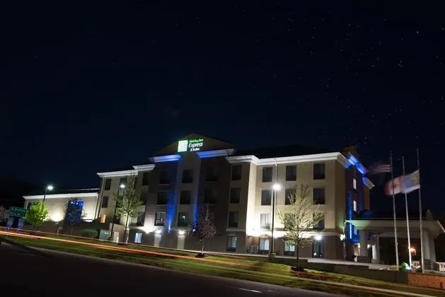 Holiday Inn Express and Suites North East Erie I 9
