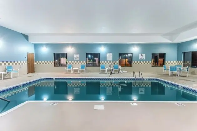 Holiday Inn Express and Suites O Fallon Shiloh - Havuz