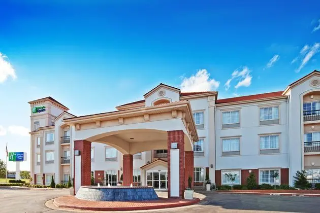 Holiday Inn Express and Suites Oklahoma City Penn