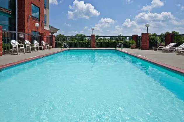 Holiday Inn Express & Suites Olive Branch - Havuz