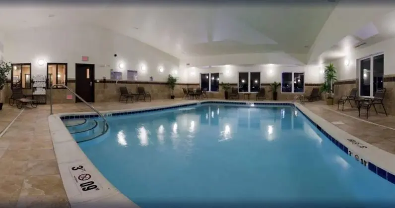 Holiday Inn Express Hotel & Suites Omaha I - 80 - Havuz