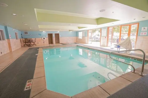 Holiday Inn Express and Suites Ontario - Havuz