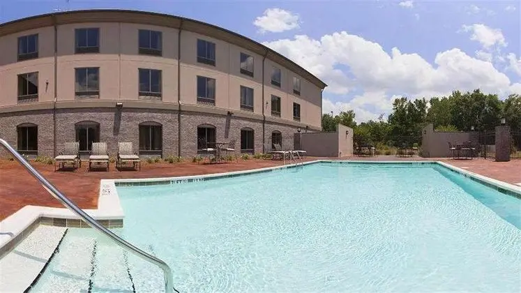 Holiday Inn Express and Suites Opelika Auburn