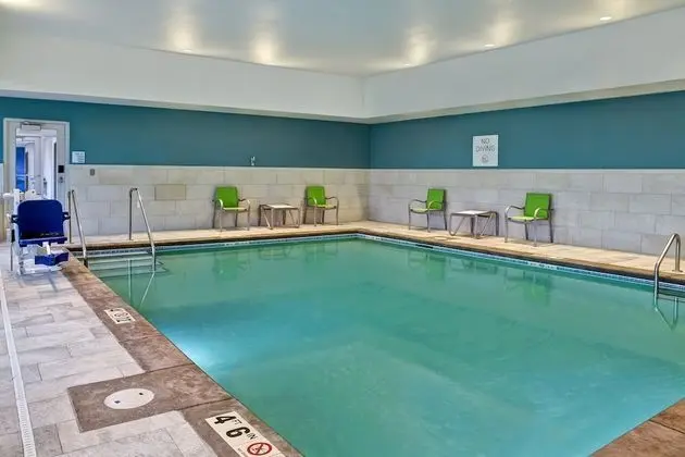 Holiday Inn Express And Suites Ottawa, an IHG Hotel - Havuz