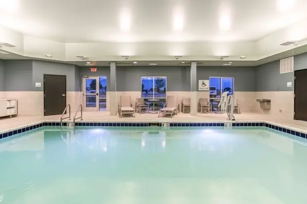 Holiday Inn Express and Suites Ottawa - Havuz