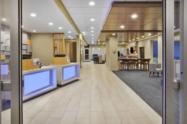 Holiday Inn Express and Suites Parkersburg East - Dış Mekan