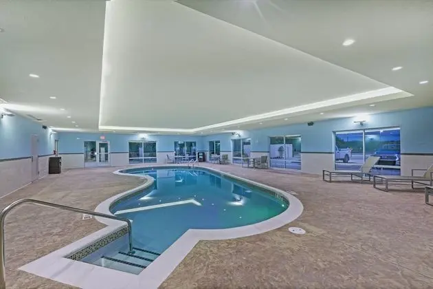 HOLIDAY INN EXPRESS AND SUITES PARSONS - Havuz