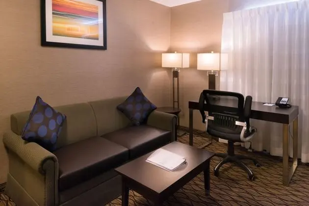 Holiday Inn Express Hotel&Suites Pasadena - Oda