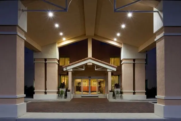 Holiday Inn Express and Suites Pembroke Pines Sher
