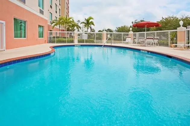 Holiday Inn Express and Suites Pembroke Pines Sher - Havuz