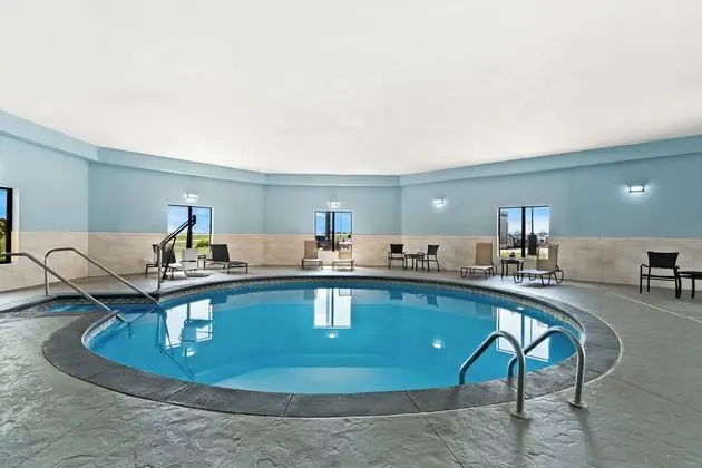 Holiday Inn Express and Suites Perry - Havuz
