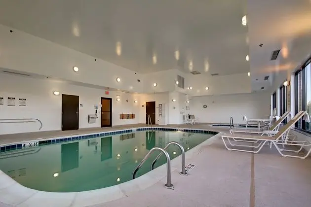 Holiday Inn Express Hotel & Suites Peru - Lasalle - Havuz