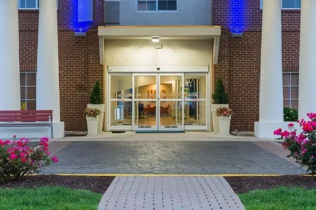 Holiday Inn Express and Suites Petersburg Fort Lee