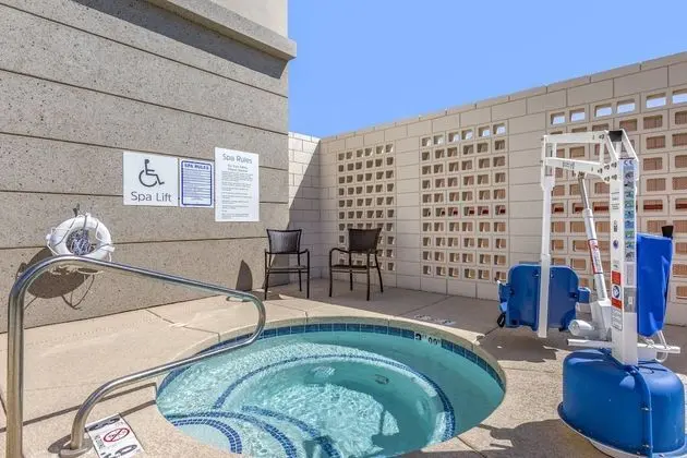 Holiday Inn Express & Suites Phoenix Dwtn - State Capitol, an IHG Hotel - Spa